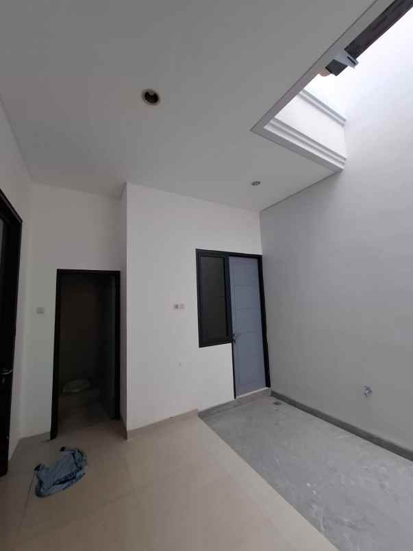 dijual rumah pakuwon city