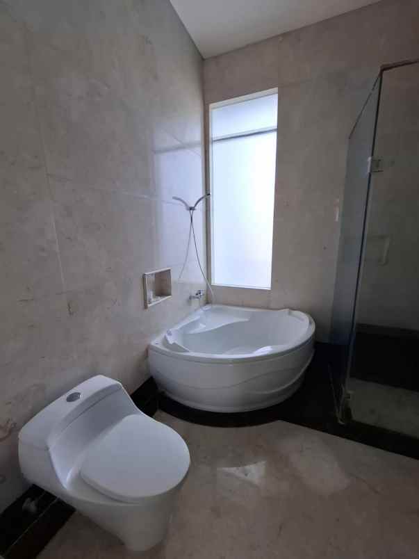 dijual rumah pakuwon city