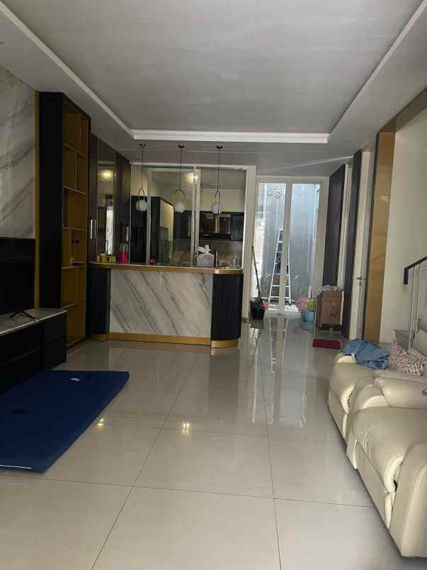 dijual rumah pakuwon city long beach