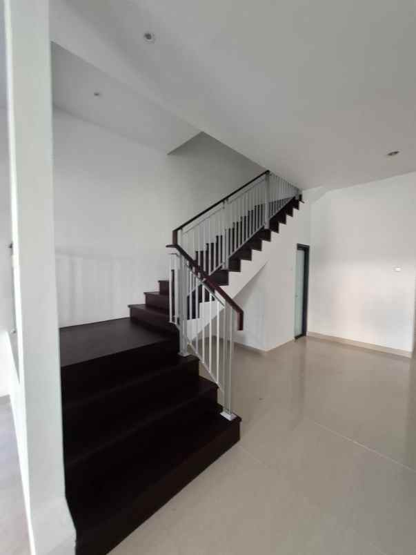 dijual rumah palm beach