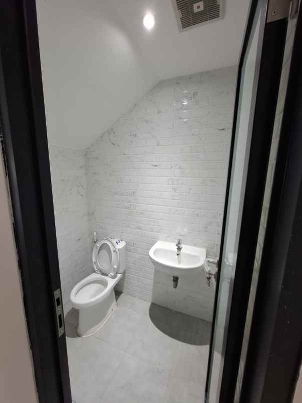 dijual rumah palm beach