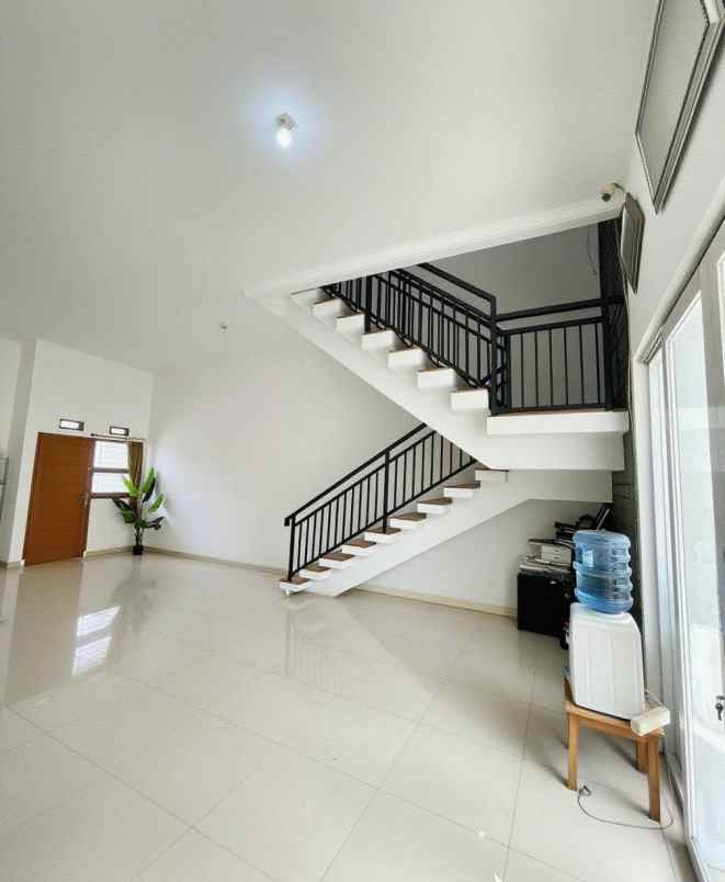 dijual rumah perumahan pertama buah