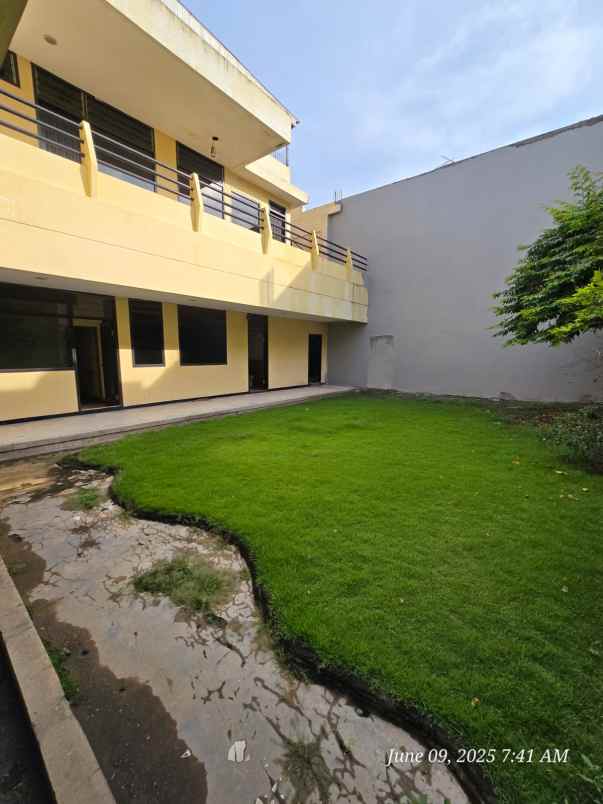 dijual rumah raya manyar