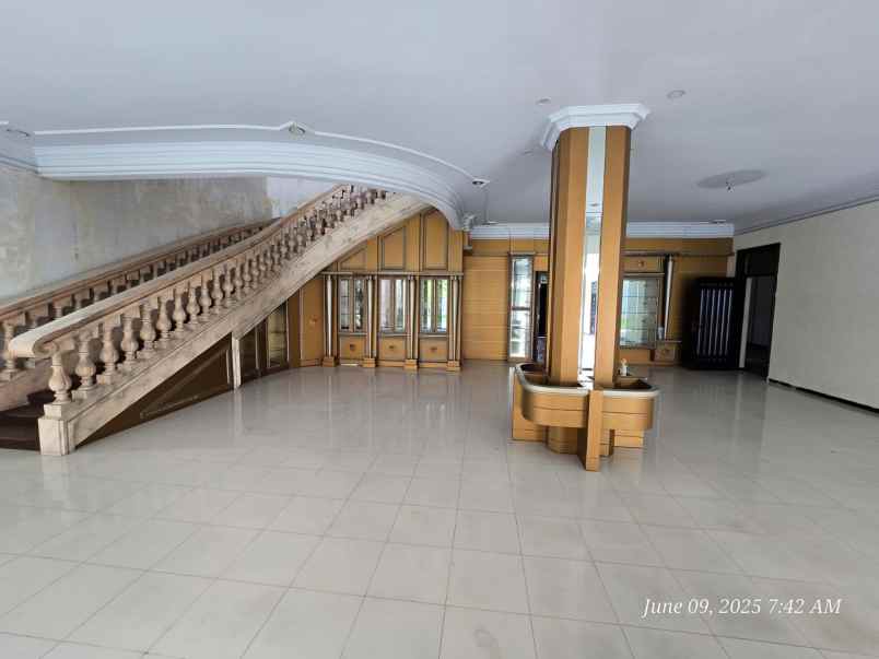 dijual rumah raya manyar