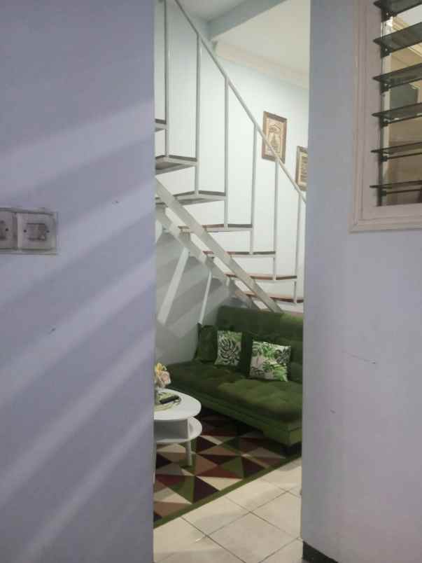 dijual rumah raya semampir medokan