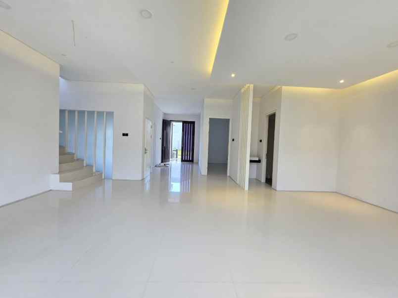 dijual rumah royal residence