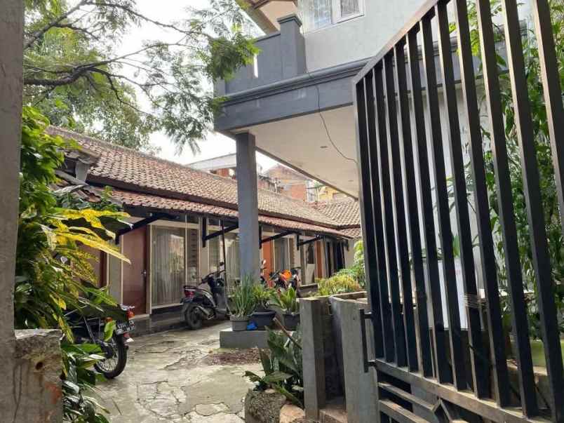 dijual rumah sekeloa