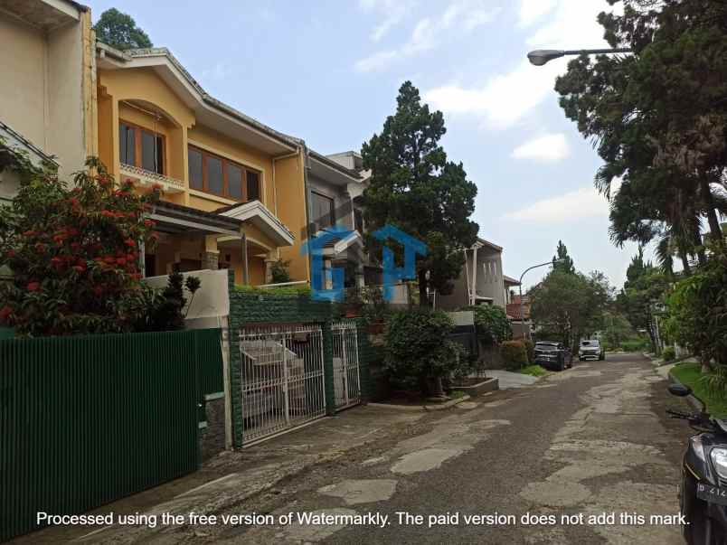 dijual rumah setraduta