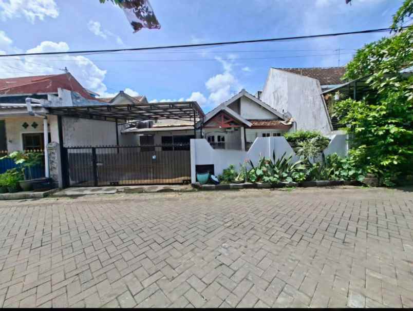 dijual rumah standar lokasi dekat araya malang