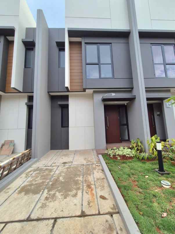 dijual rumah summarecon crown gading