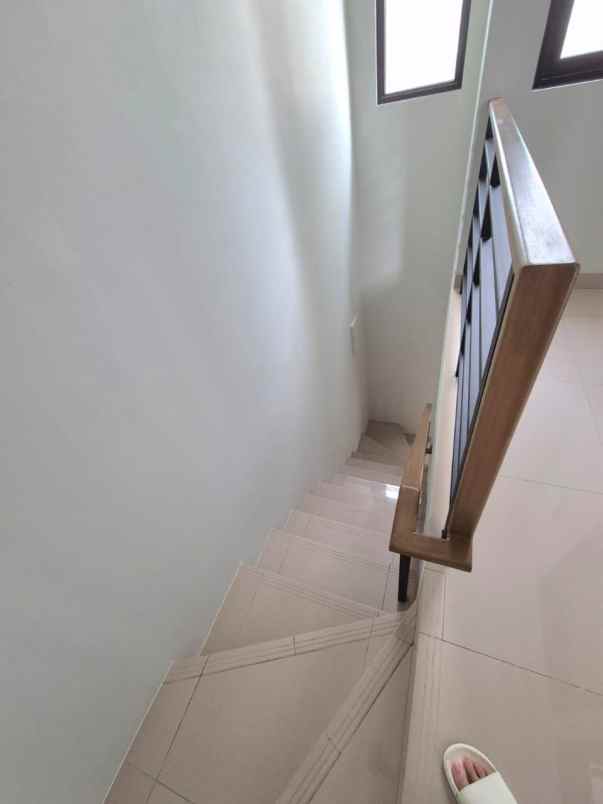 dijual rumah summarecon crown gading