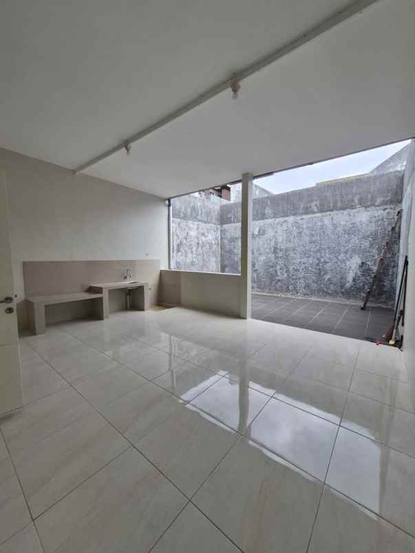 dijual rumah valencia strait puri surya