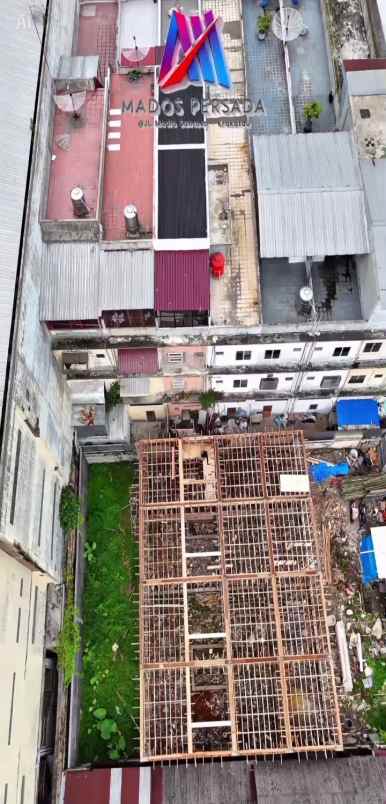 dijual villa jalan madio santoso