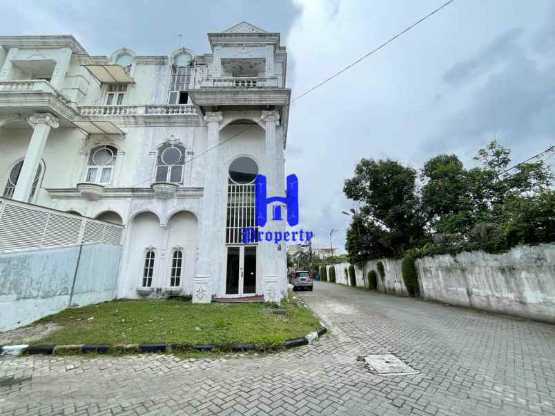 dijual villa komplek taman anggrek