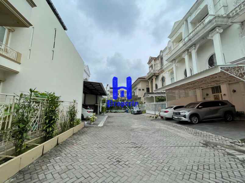 dijual villa komplek taman anggrek