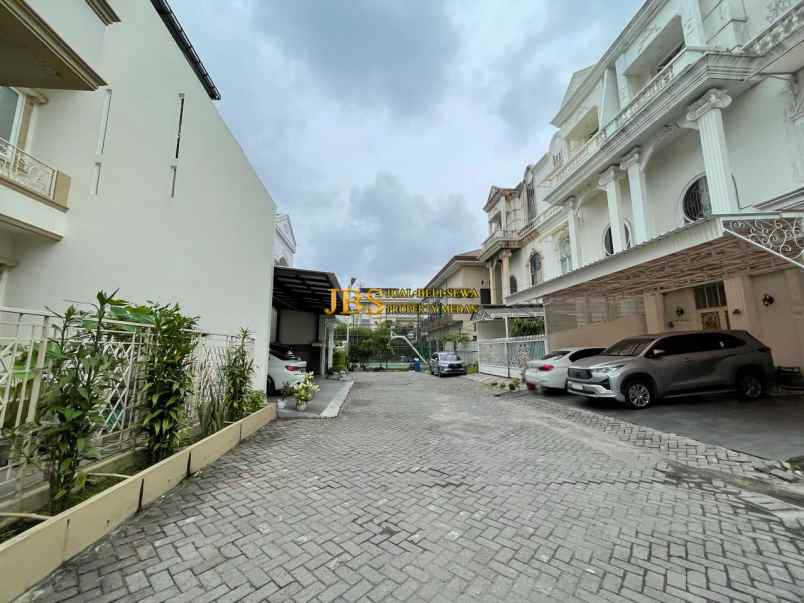 dijual villa komplek taman anggrek