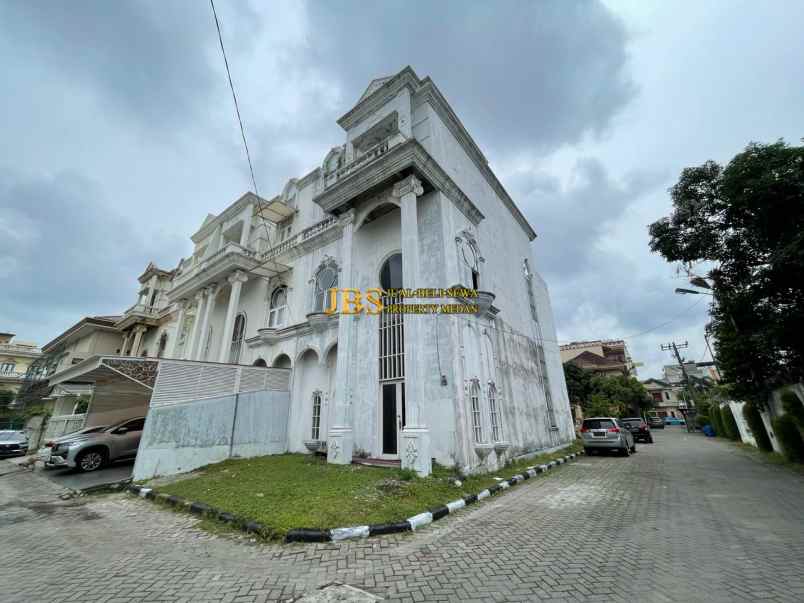 dijual villa komplek taman anggrek