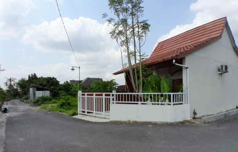 dijual villa ngemplak