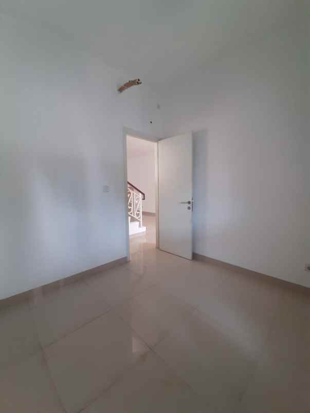 disewakan rumah cluster la seine jakarta