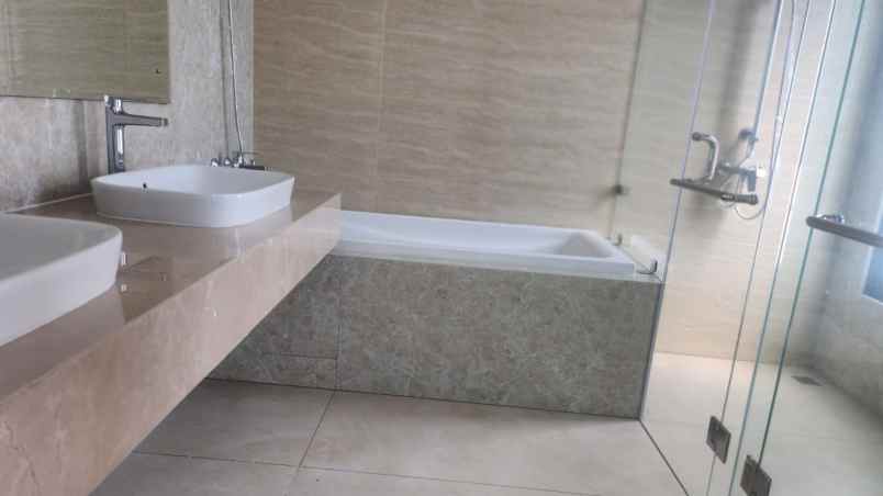 disewakan rumah summarecon crown gading