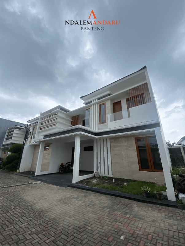 eksklusif rumah mewah full furnished dekat ugm jih