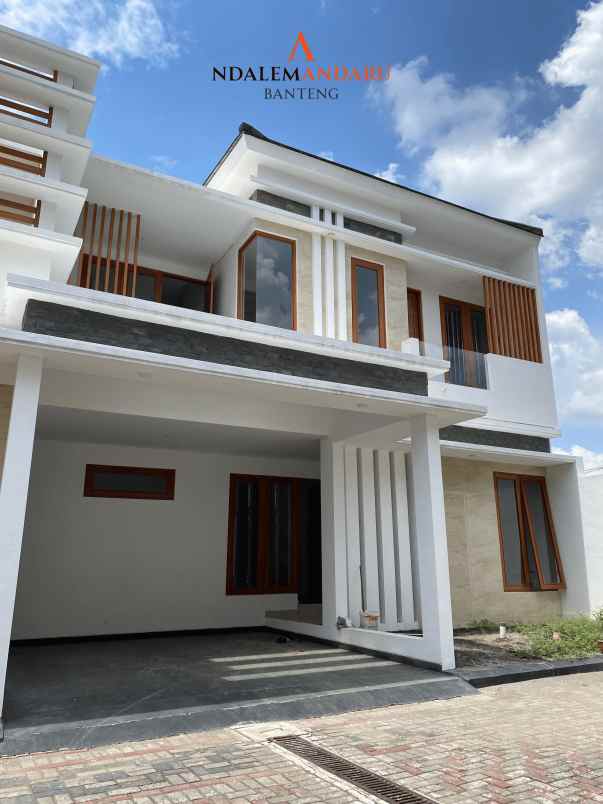 eksklusif rumah mewah full furnished dekat ugm jih