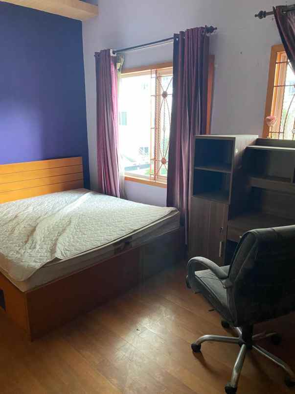 jual cepat lantai 2 semi furnished view kolam renang