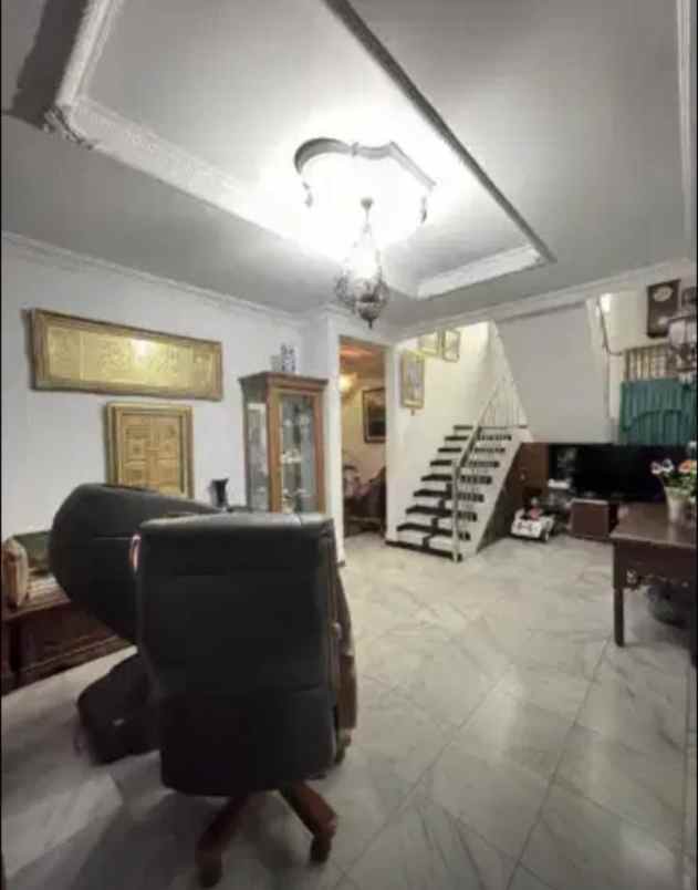 jual rumah bagus di komplek perumkar dki jakarta timur