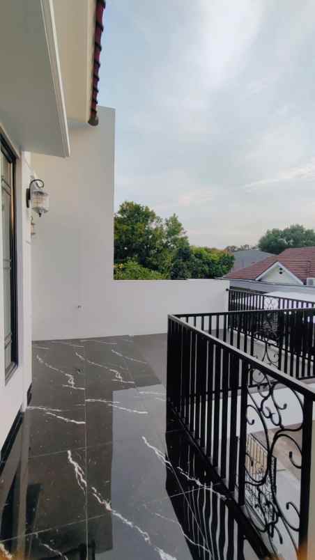 rasain hidup tenang di rumah modern kencana loka bsd