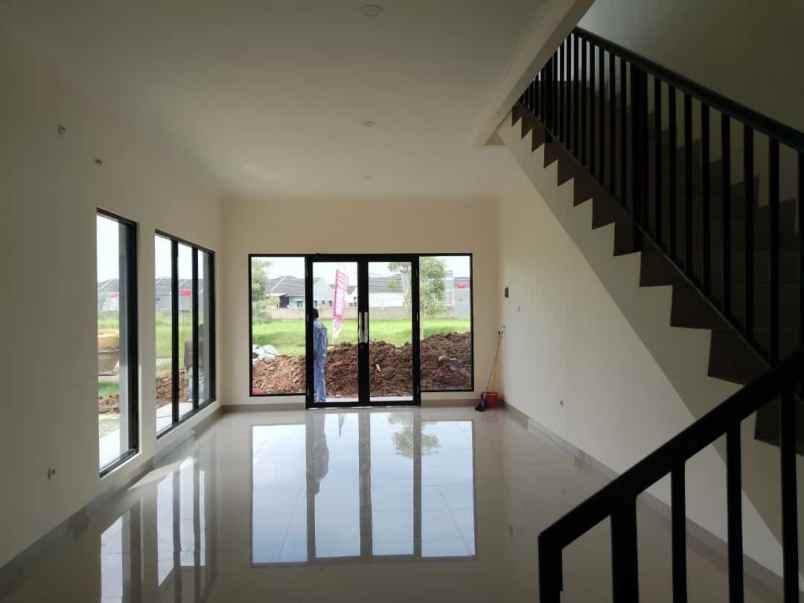 ruko 2 lantai paling strategis di pinggir jalan raya