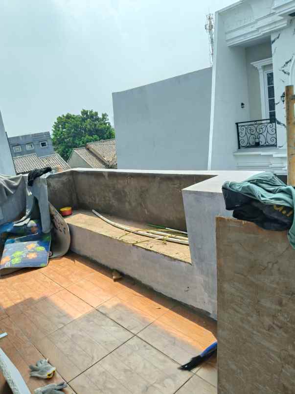 rumah 2 lantai ada pool di tanah baru depok