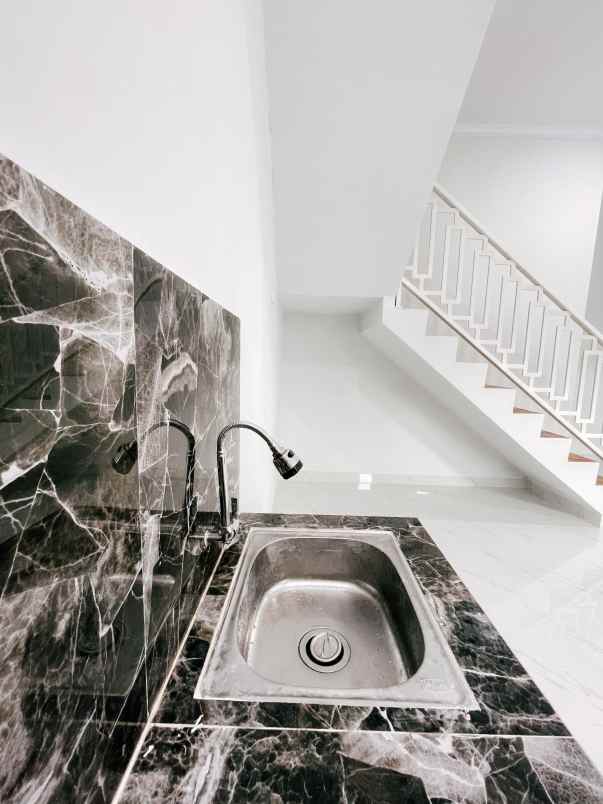 rumah 2 lantai cantik dalam cluster bisa di kpr di pup