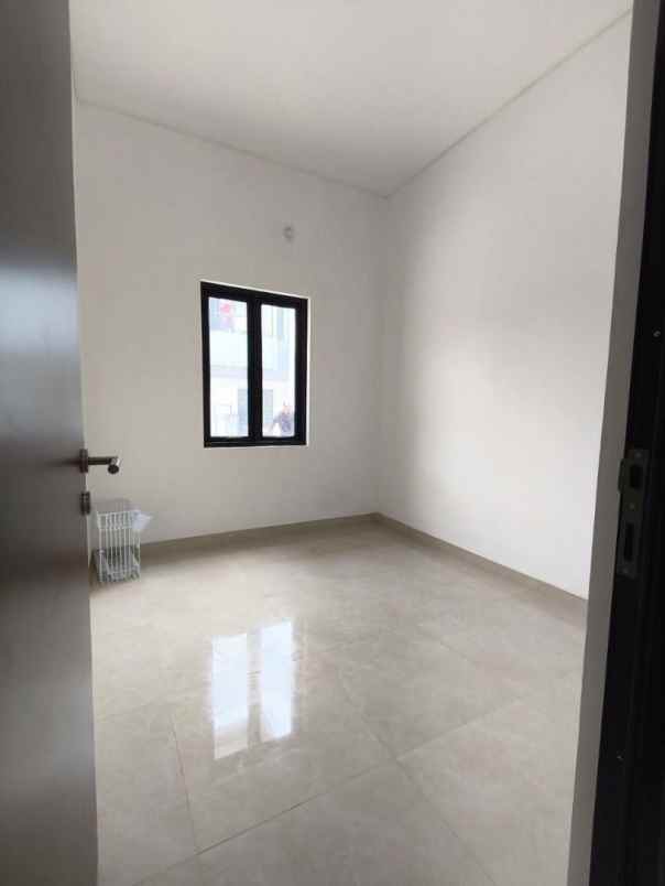 rumah 2 lantai cibubur jakarta timur 1 miliyaran