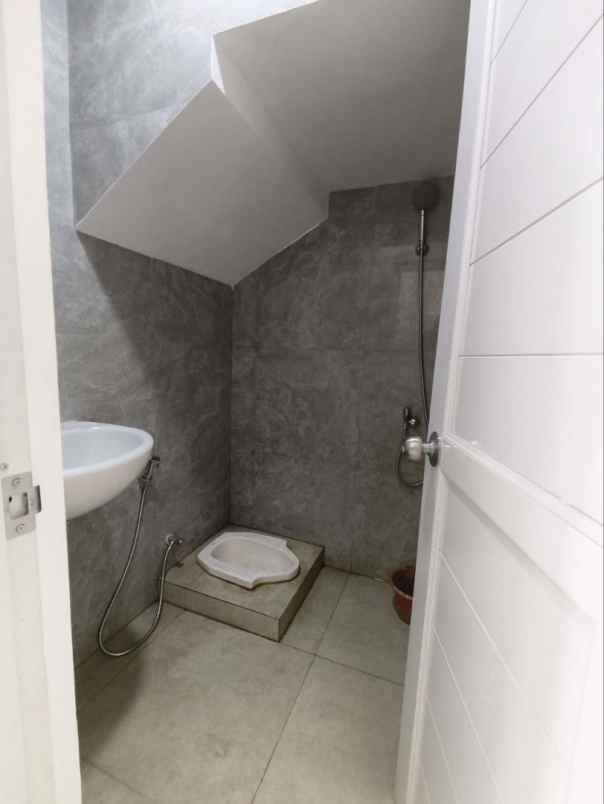 rumah 2 lantai cibubur jakarta timur 1 miliyaran