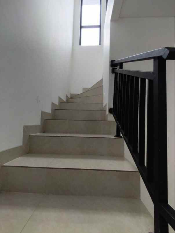 rumah 2 lantai cibubur jakarta timur 1 miliyaran