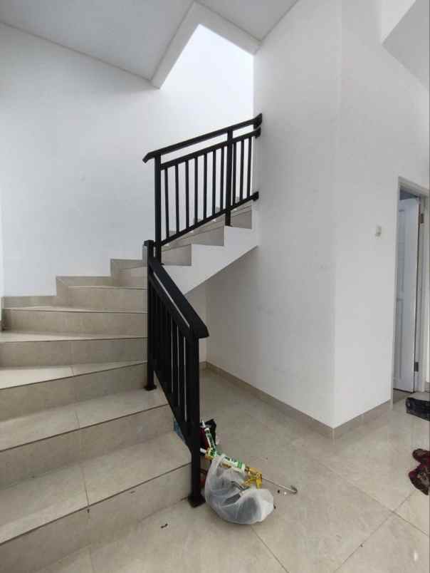 rumah 2 lantai cibubur jakarta timur 1 miliyaran