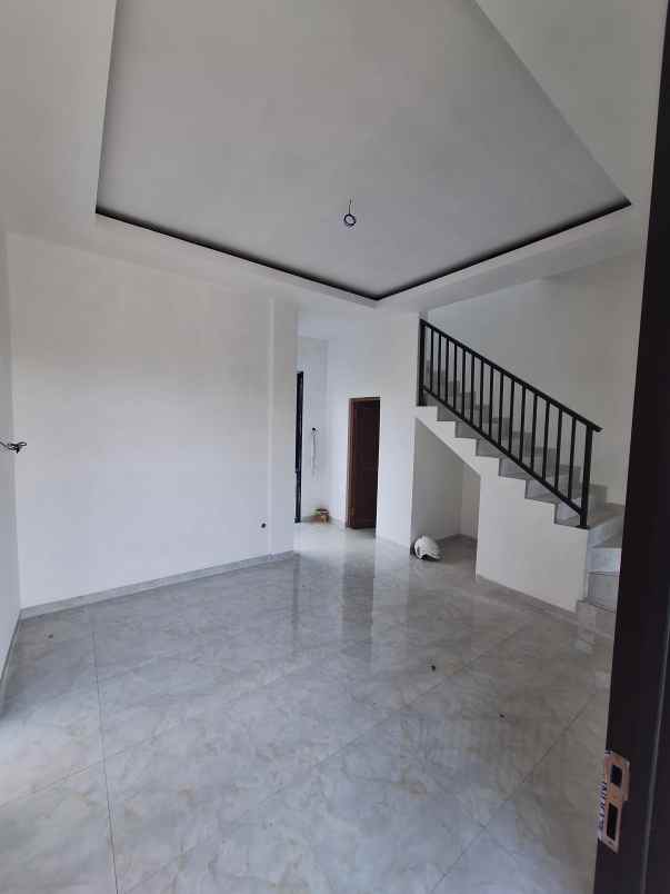 rumah 2 lantai minimalis dp 5 juta lokasi di singosari