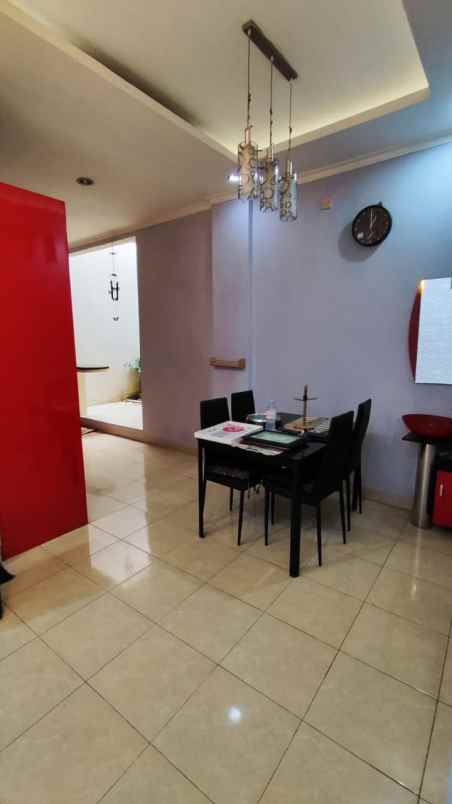 rumah 2 lantai siap huni semi furnished di condet
