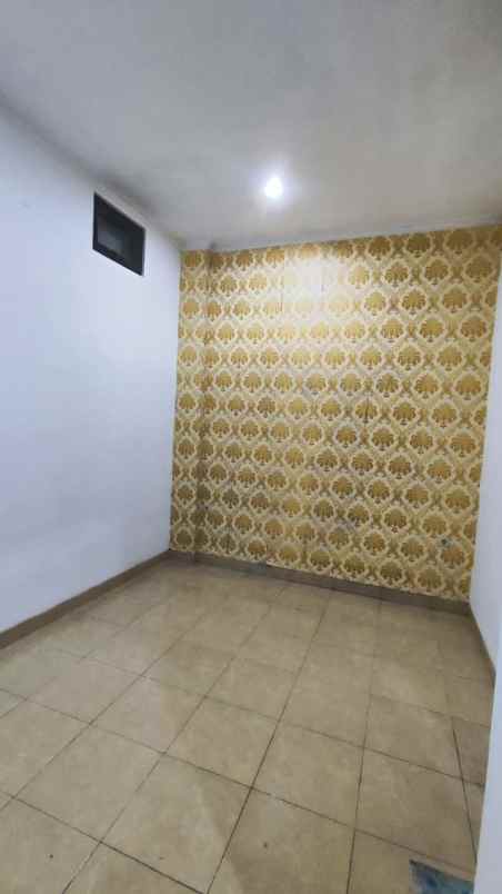 rumah 2 lantai siap huni semi furnished di condet
