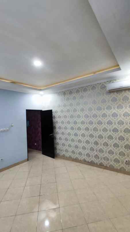 rumah 2 lantai siap huni semi furnished di condet