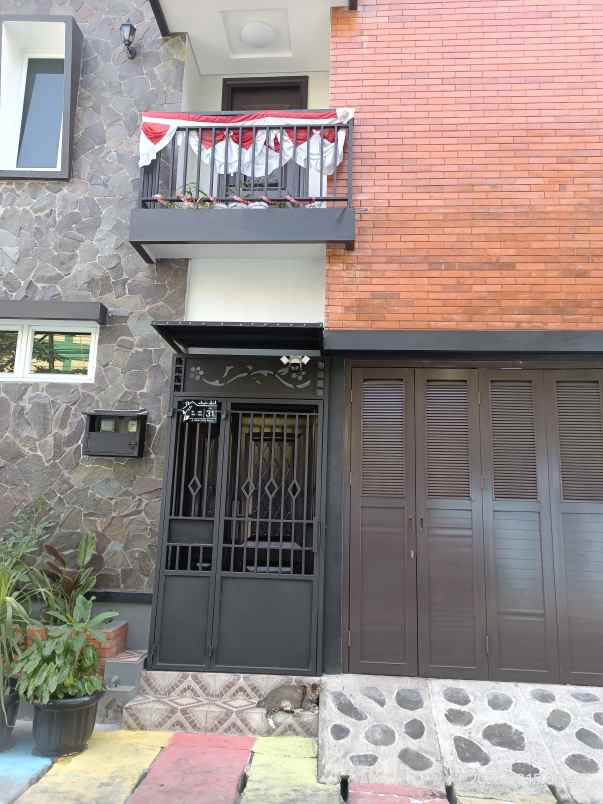 rumah baru 3 lantai
