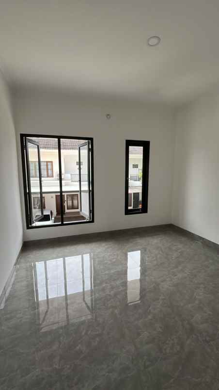 rumah baru 300m dr mal bintaro plaza dn stasiun kereta
