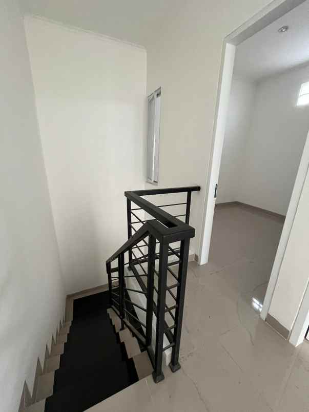 rumah baru siap huni dekat tol dan lrt jatiwaringin