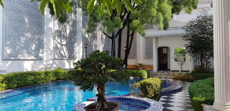 rumah classis di pondok indah jakarta selatan