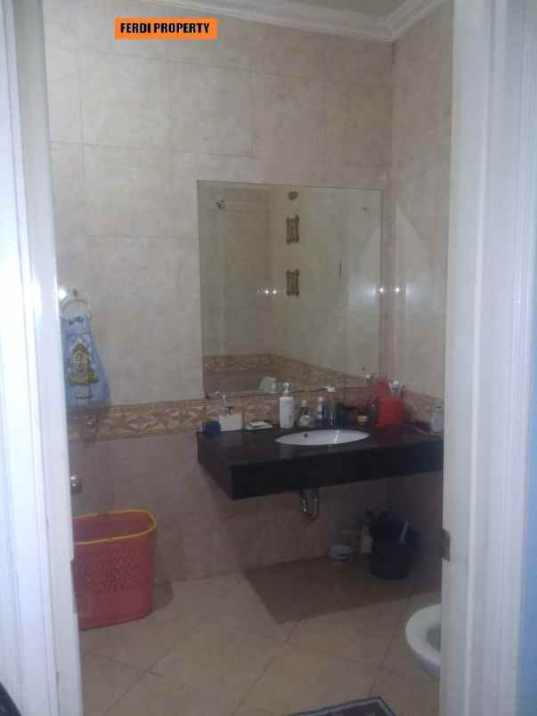 rumah dalam cluster perumahan raffles hills cibubur