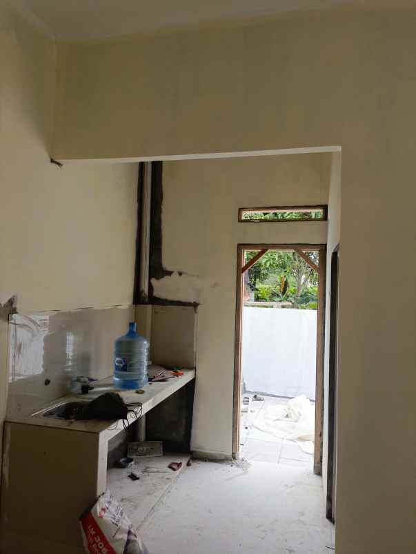 rumah dekat stasiun dan jalan raya