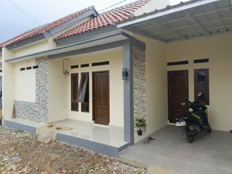 rumah dekat stasiun dan jalan raya