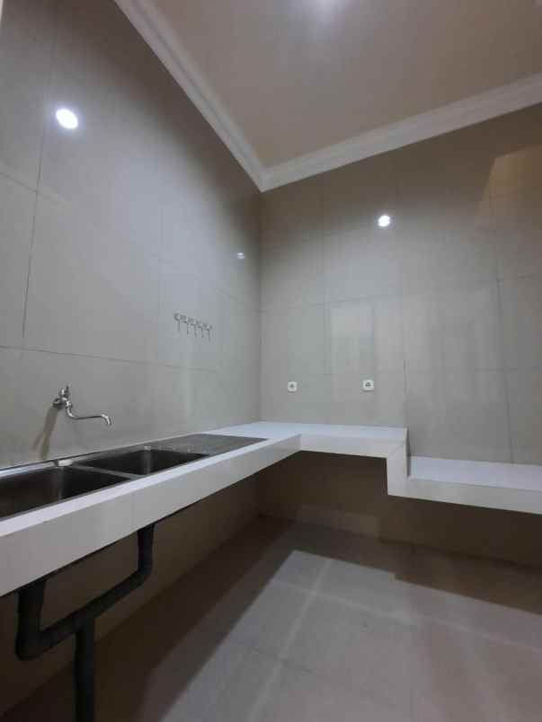 rumah di dharmahusada indah mas