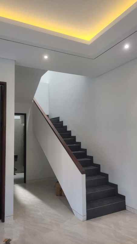 rumah di perum manyar indah new gress bagus