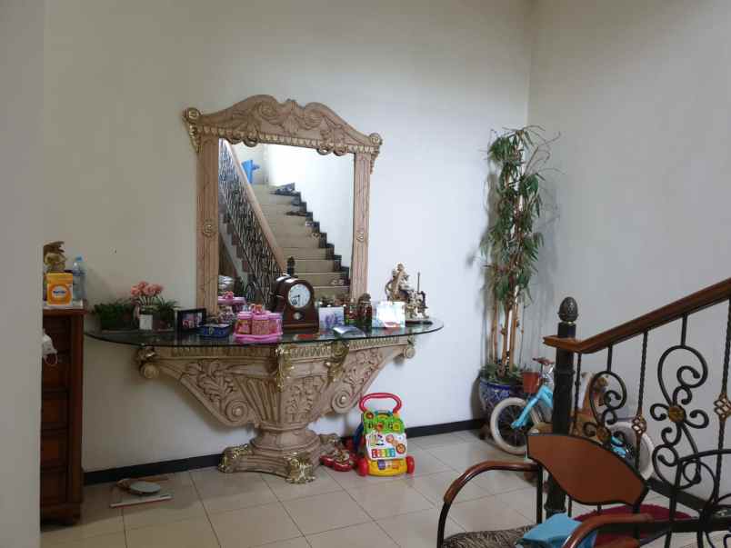 rumah di perumahan nyaman asri one gate di mulyosari